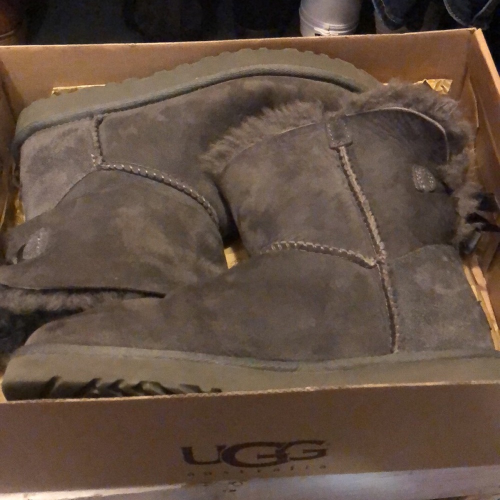Short bailey bow uggs